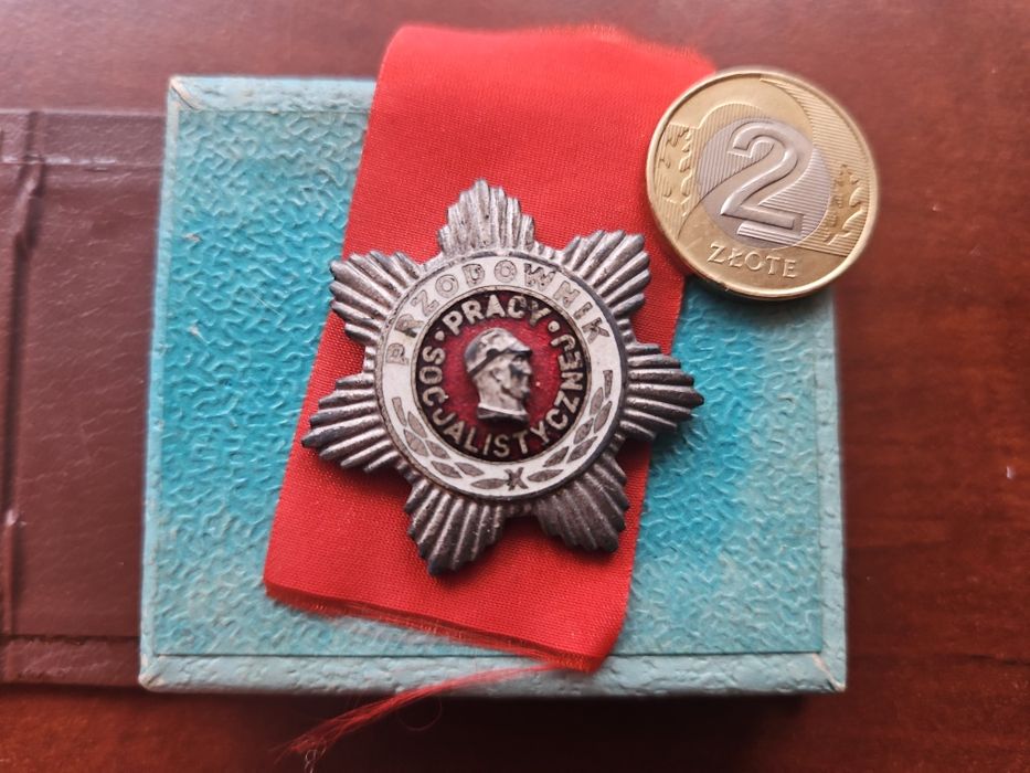 Odznaka Przodownik Pracy Socjalistycznej PRL z pudełkiem