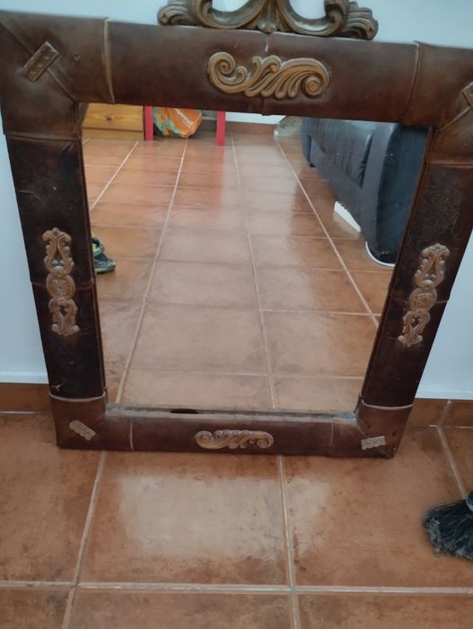 Espelho com moldura em pele
