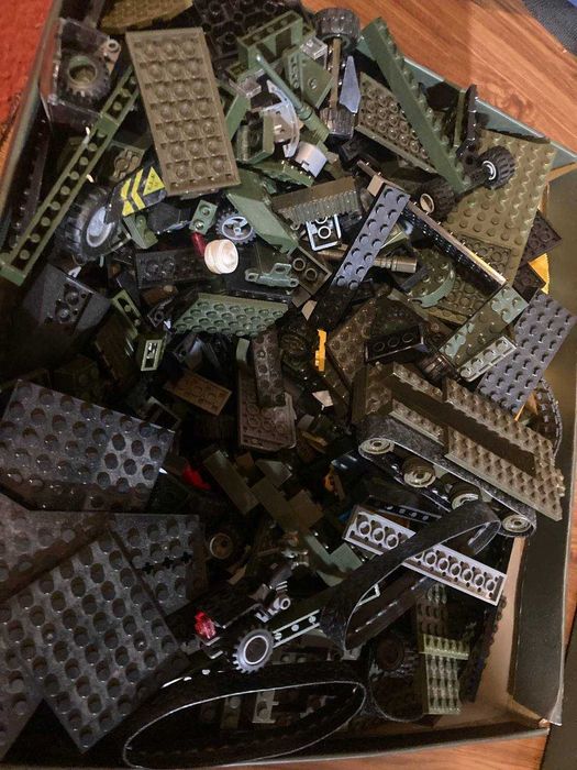 Коробки з лего деталями зеленого кольору