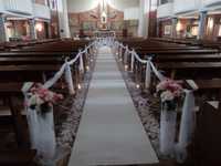 Dekoracje kościoła na ślub, biały i czerwony dywan, ścianka, tło