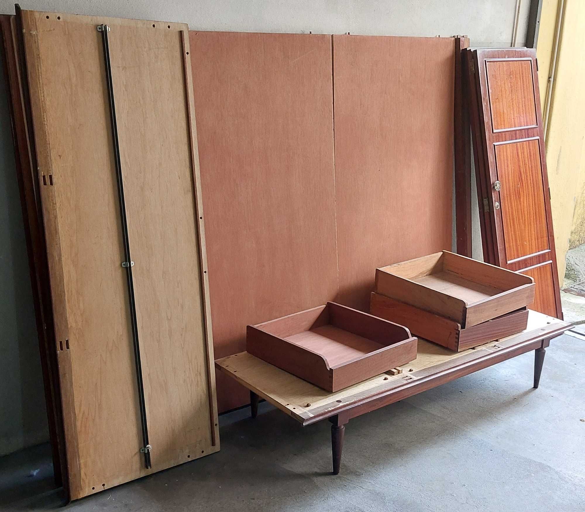 Quarto (cama + colchão + 2mesinhas + roupeiro)