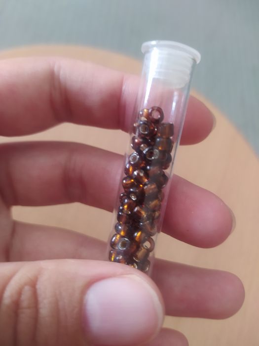 Tubo missangas castanhas pequenas