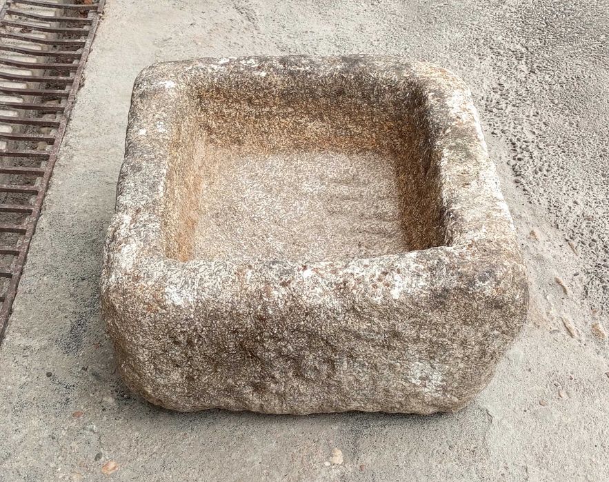 Antiga pia em pedra (59 x 58 x 29 cm)