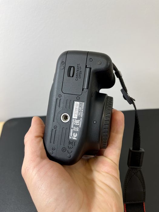 Lustrzanka Canon Eos 1200D + obiektyw 18-55 mm idealny