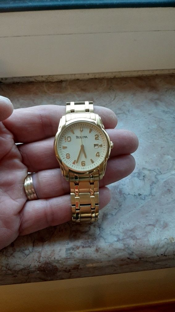 Vendo relogio  bulova folheado a ouro 18k