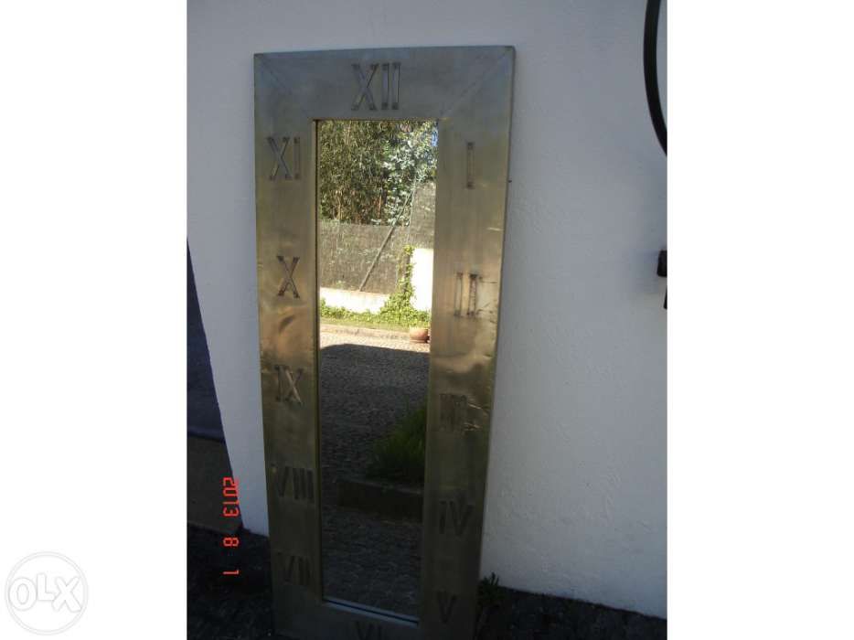 Espelho antigo com numeração romana