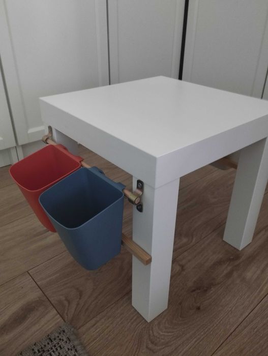 Pierwszy stolik dla dzieci pojemniki