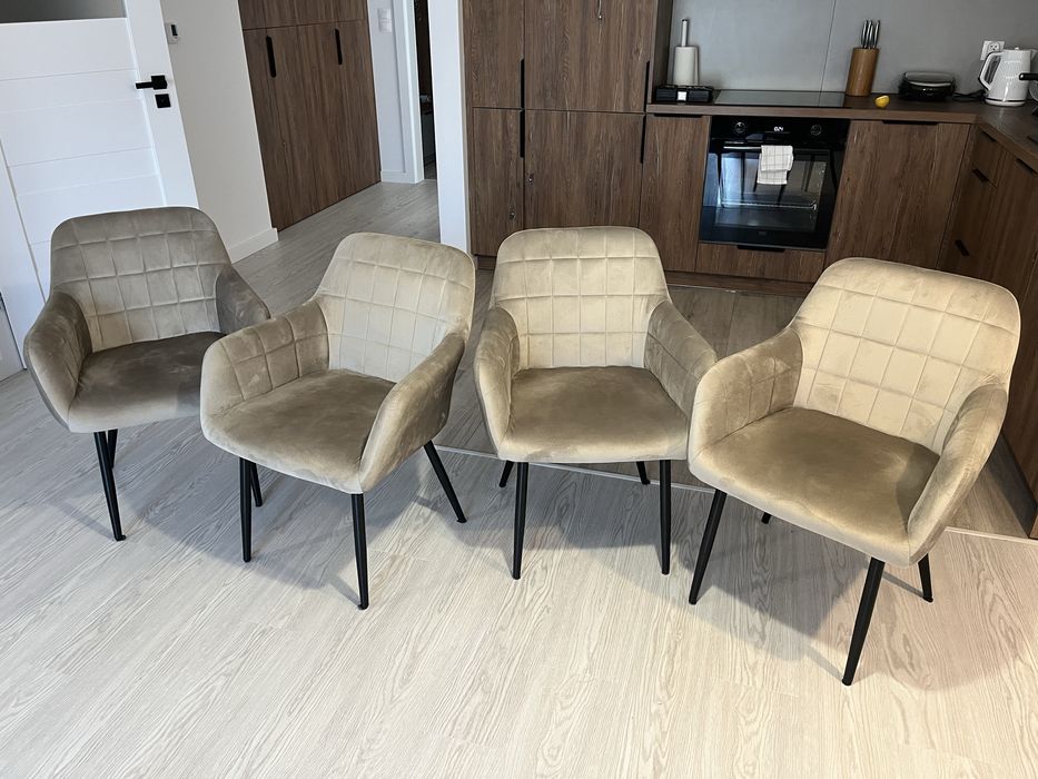 Komplet czterech welurowych krzeseł