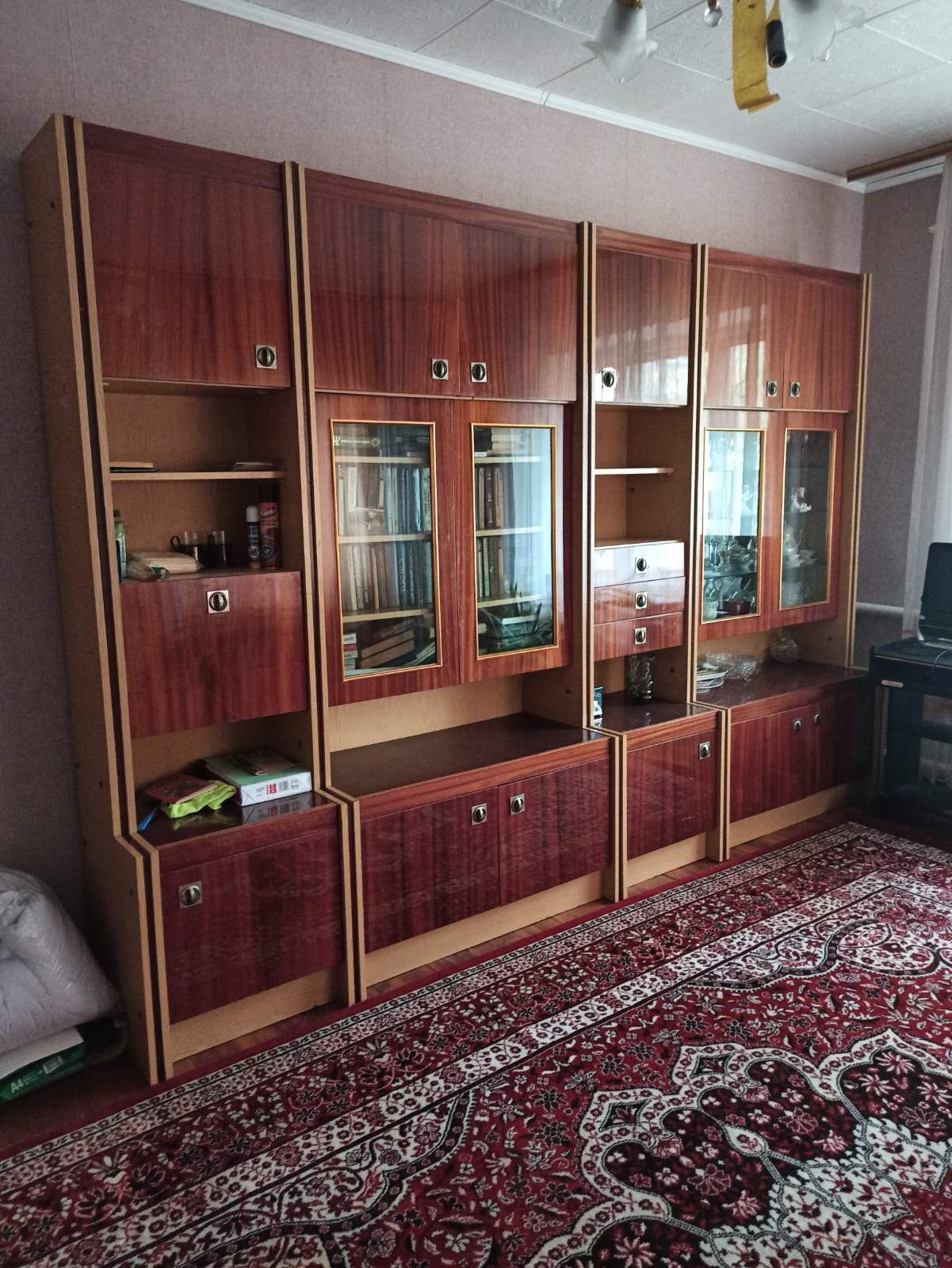 Стінка коричневого кольору