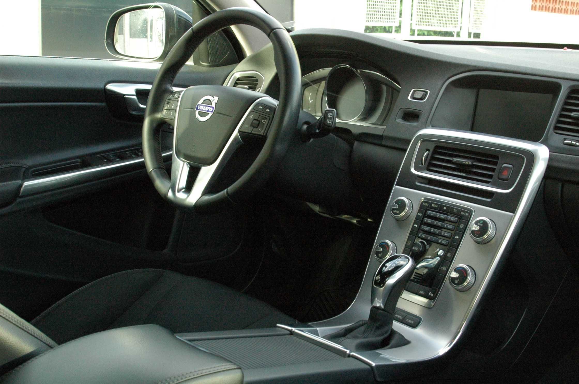 Volvo V60 D6 Plug-in Hybrid (IVA Dedutível)