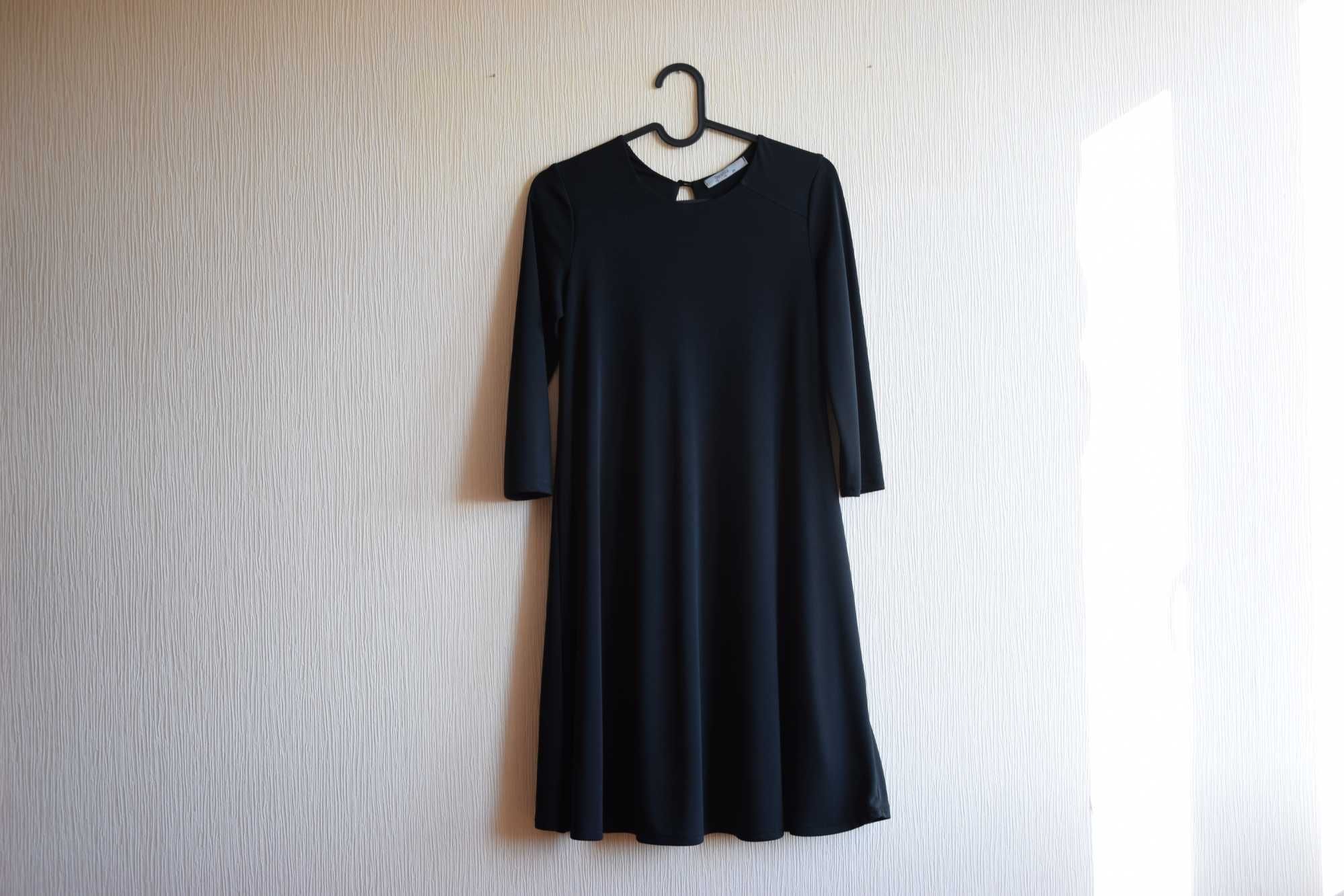 Czarna sukienka w literę A: BERSHKA rozmiar XS