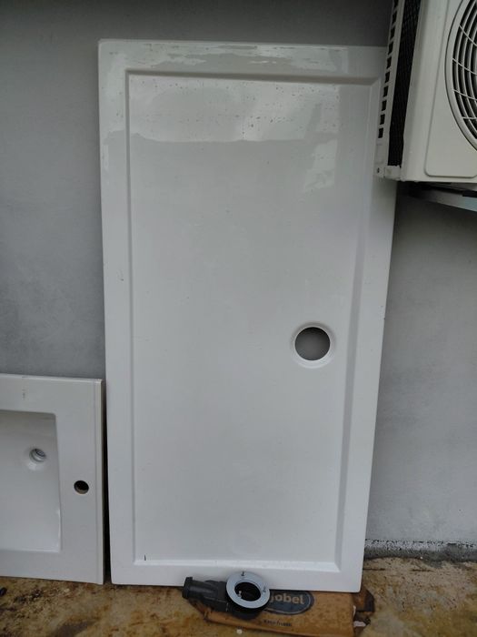 lavatório (ou pia) e uma base de duche