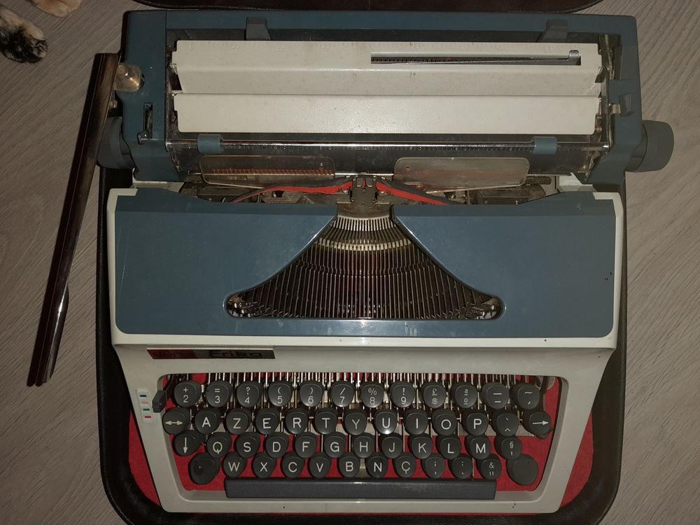 Vendo máquina de escrever Erika 32 em bom estado