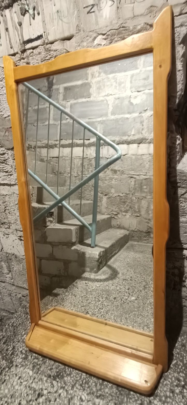 Lustro w drewnianej ramie z półką
