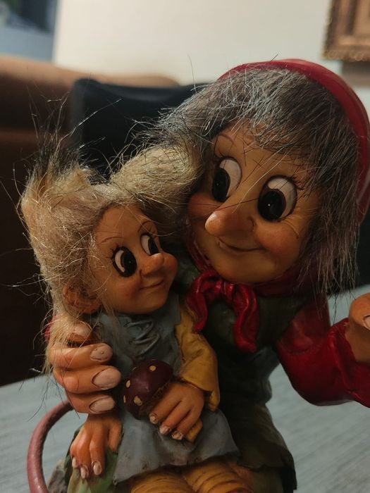 Estatueta Rara: Troll Escandinavo com Criança - Nyform Style
Linda est