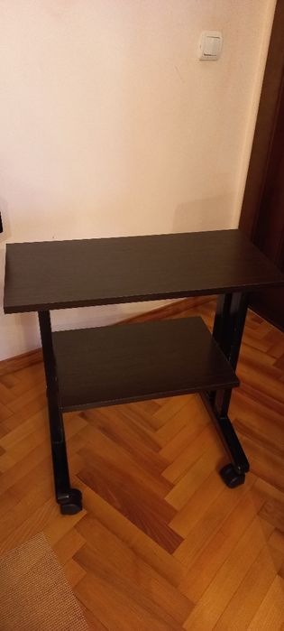 Підставка на колесиках.