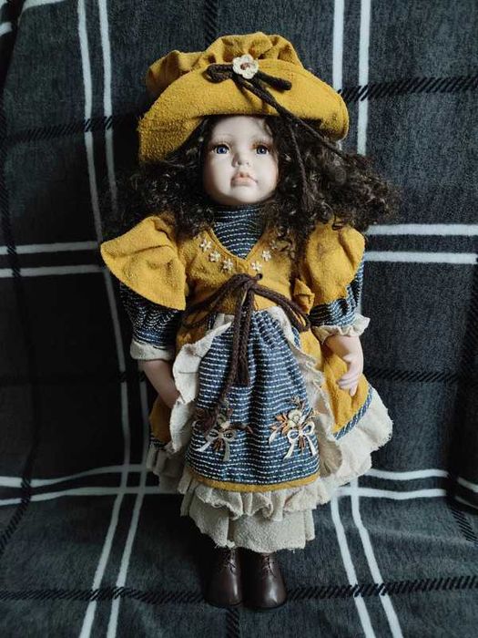 Lalka porcelanowa vintage rustykalna z burzą kręconych loków