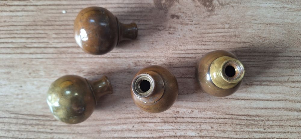 Stare kule mosiężne ozdoby łóżka