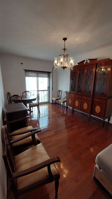 Mobília de sala de jantar completa