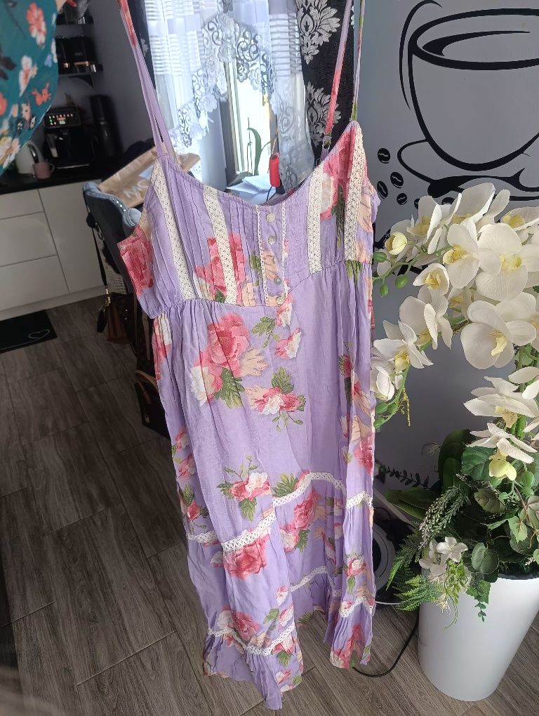 Liliowa sukienka maxi w kwiaty