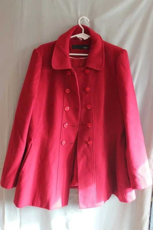Czerwony elegancki rozkloszowany płaszcz plus size