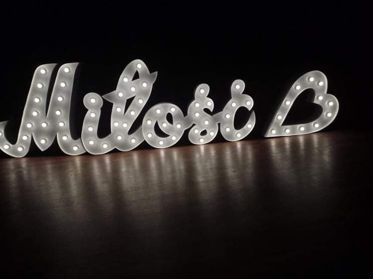 Dekoracja światłem LED Napis LOVE MIŁOŚĆ Wiatraki iskier Kolorowe race