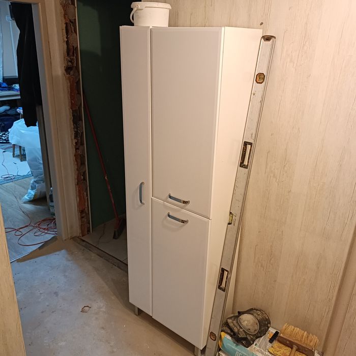 Zestaw dwóch białych szafek łazienkowych – stan bardzo dobry.