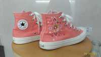 Sapatilhas de menina de cor salmão marca "all stars converse".