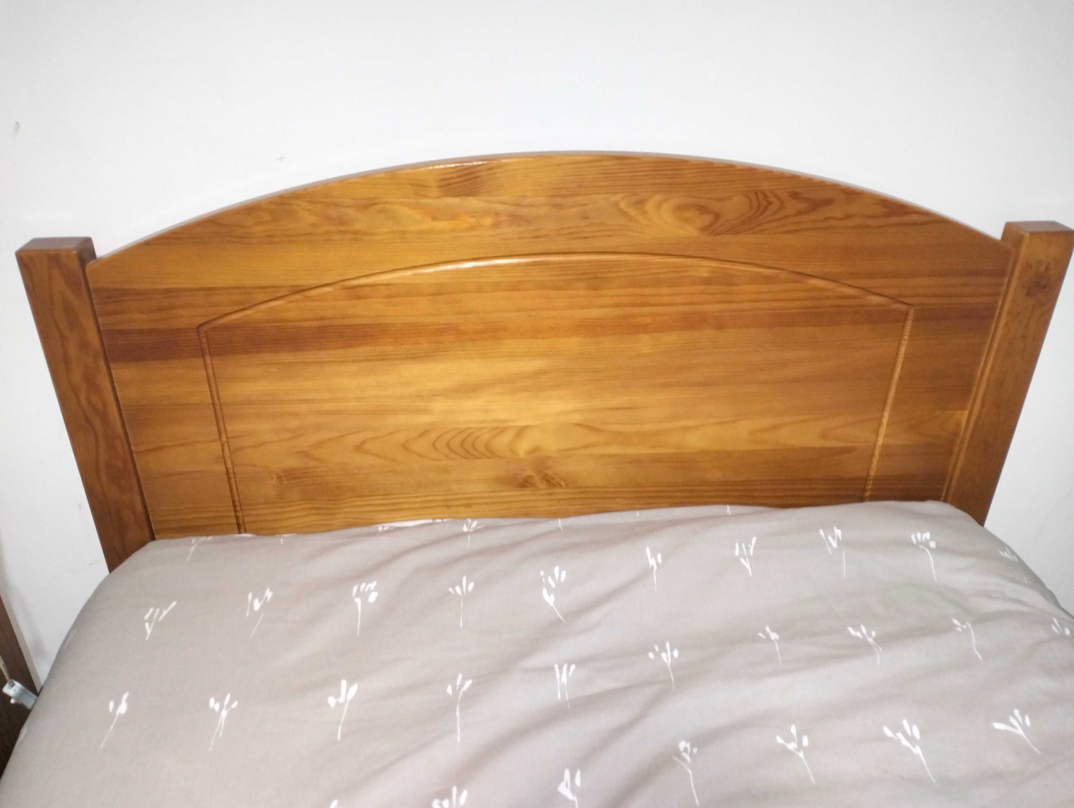 Cama solteiro, colchão e mesinha de cabeceira