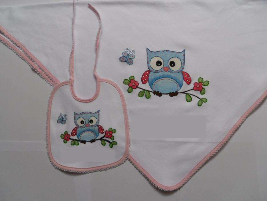 Conjunto de fralda e babete para menina pintado à mão