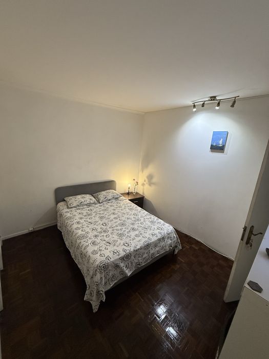 Quarto para casal na Tapada das Mercês entada imediata