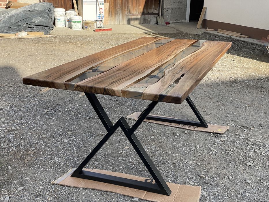 Stoły z dęba i orzecha z żywicy epoksydowej