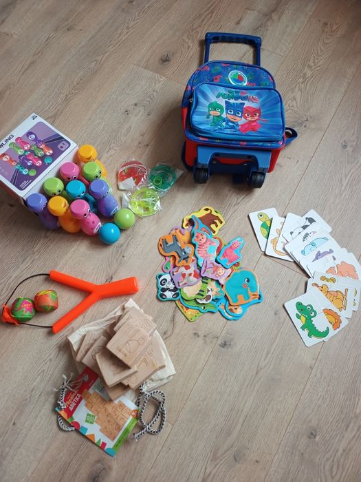Набір іграшок і дитяча валіза рюкзак