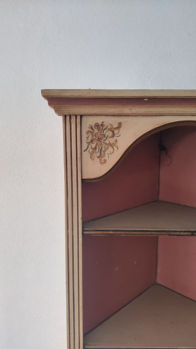 Móvel de canto antigo