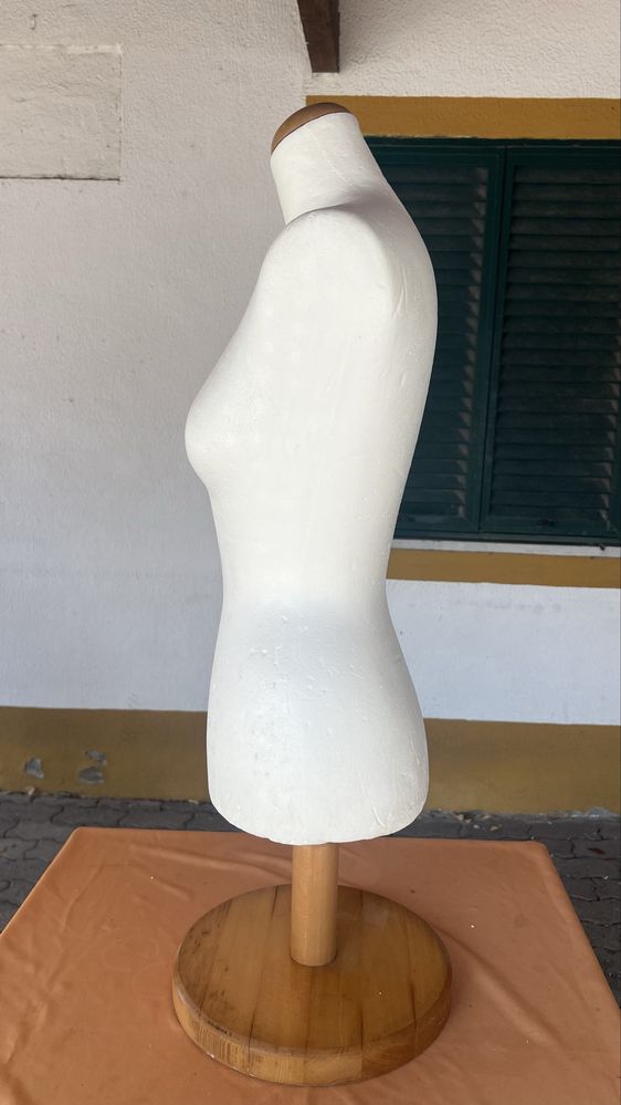 Manequim em esferovite