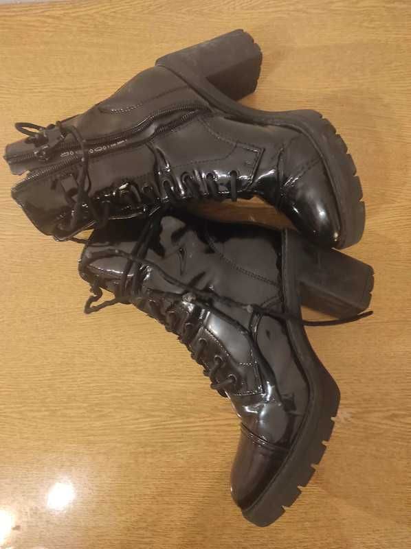 Lakierowane botki Deichmann