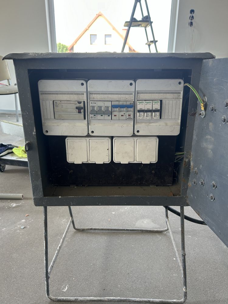 Skrzynka elektryczna budowlana