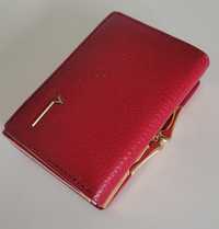 Nowy, mały,  czerwony portfel
