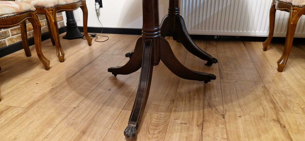 Owalny antyczny stół XIX wiek