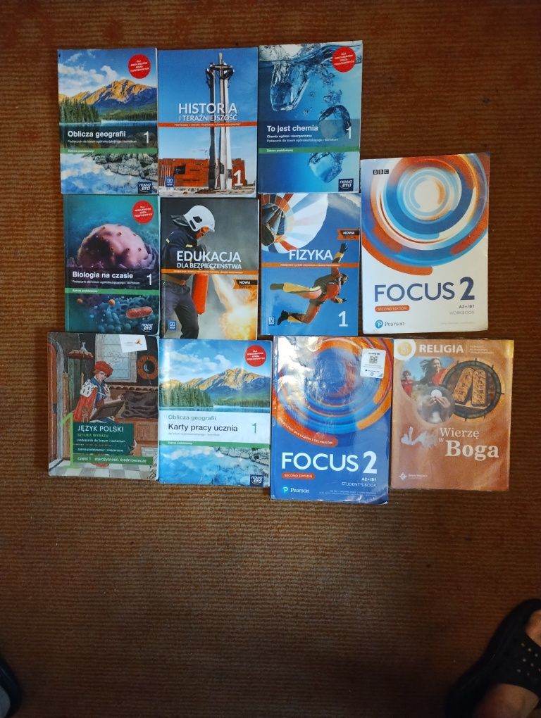 Książki do 1 klasy liceum i książka do religii klasa 5