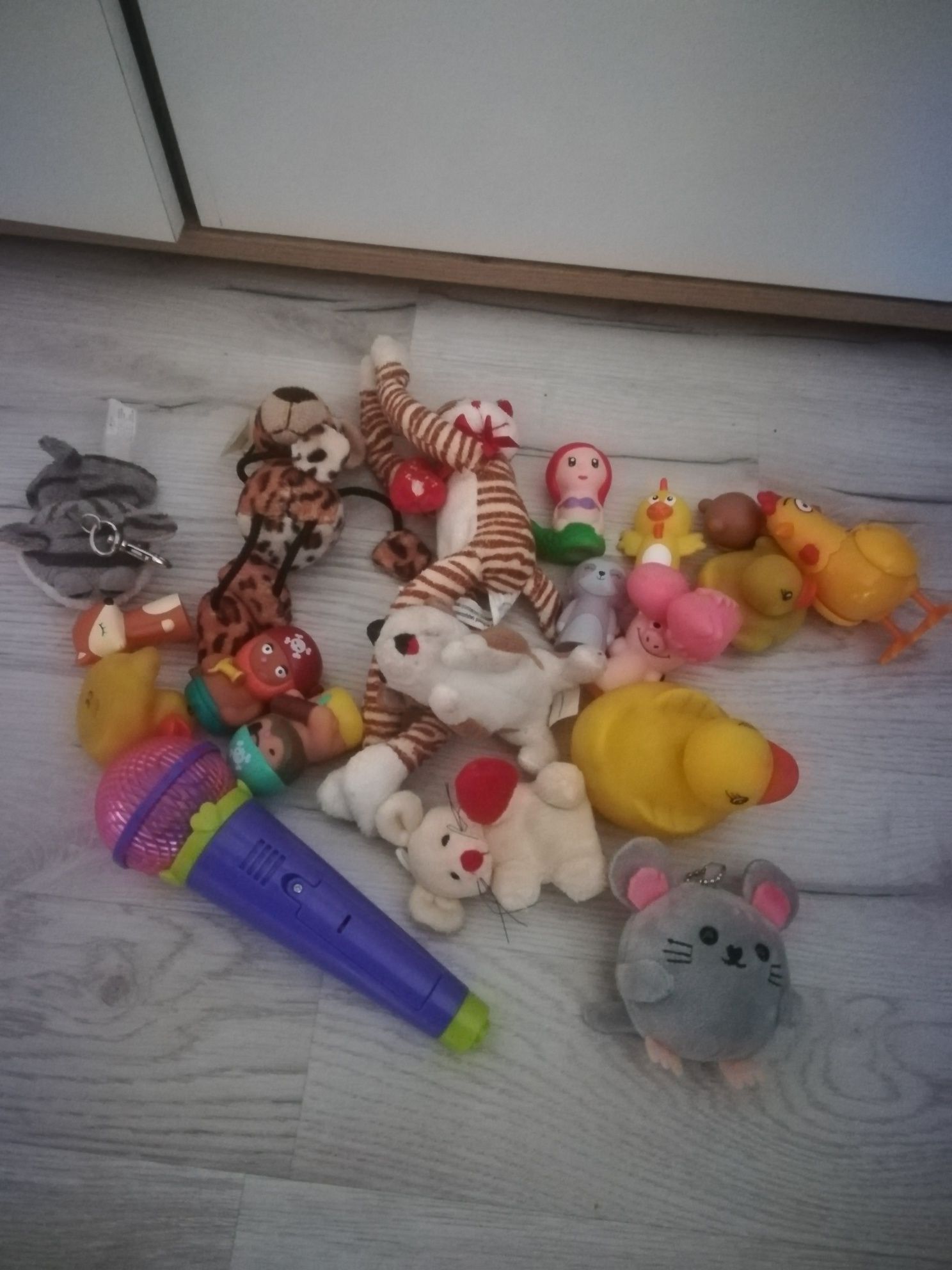 Zestaw zabawek dla dziecka, pluszaki, mikrofon, pacynki na palce.