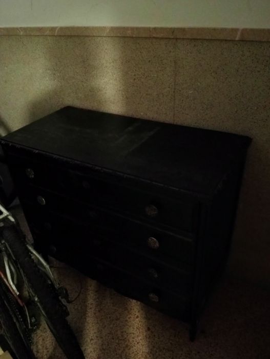 Cómoda em bom estado preta com 4. Gavetas