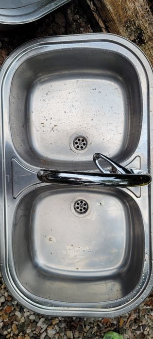 Zlewozmywak stalowy wraz z baterią oraz syfonem.