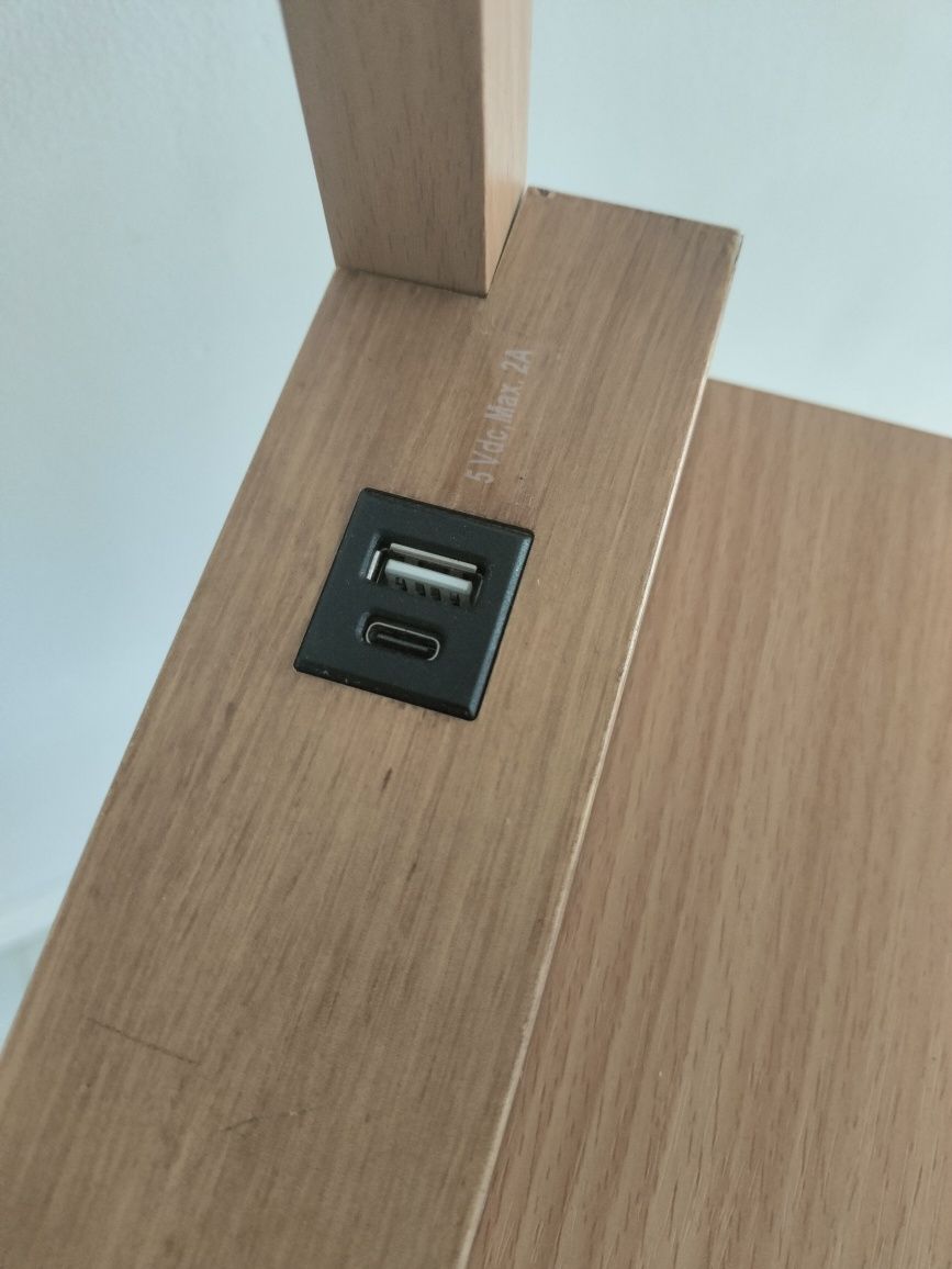 Lampa podłogowa z półkami i szuflada