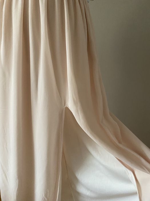 Długa maxi sukienka wieczorowa zwiewna na wesele dla druhny pudrowa