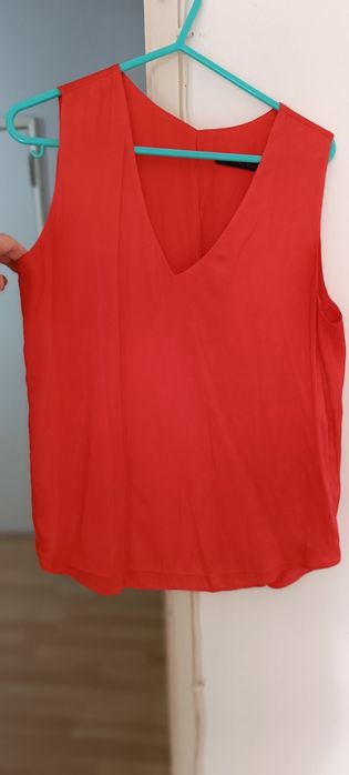 Blusa vermelha decote em V, sem mangas. Tamanho M. Zara. Usada