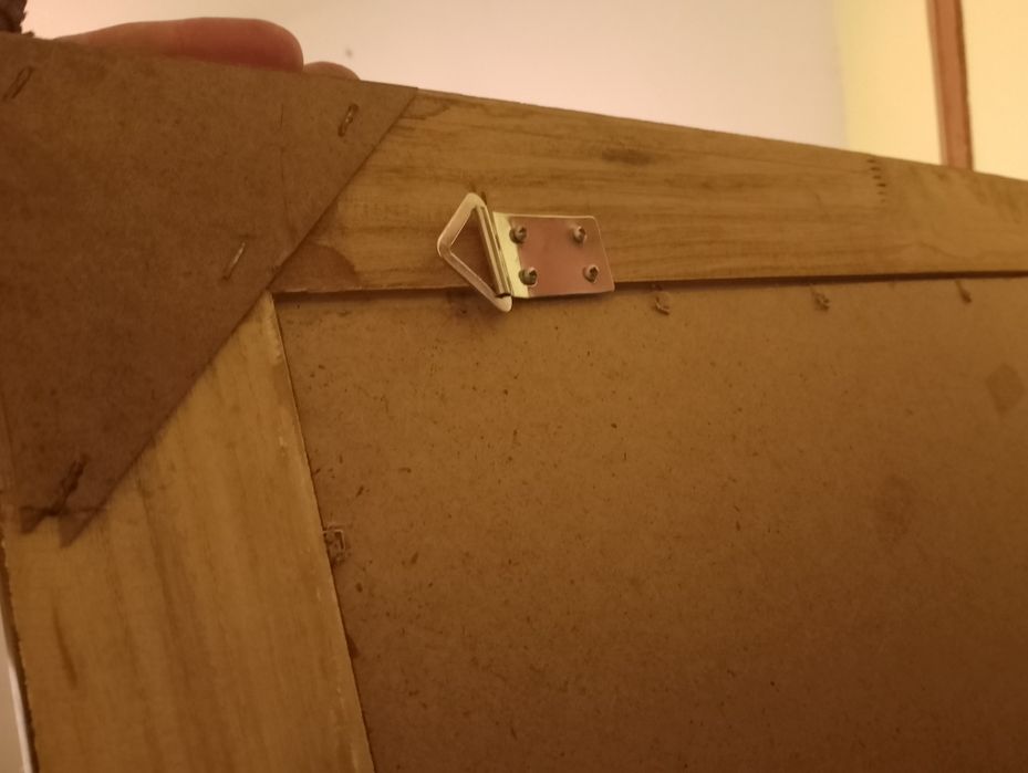 Duże lustro fazowane zdobione prostokątne w złotej ramie.