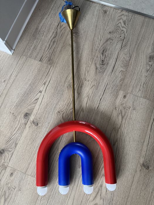 Designerska lampa jak magnes – projekt Pani Jurek