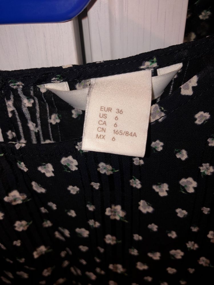 Czarna bluzka w kwiaty H&M