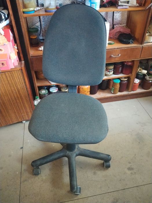 Офисное кресло на колёсиках